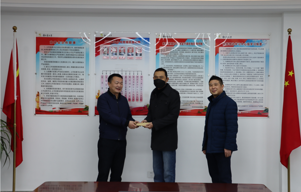 集團公司黨委委員、副總經(jīng)理胡新付到公司走訪慰問
